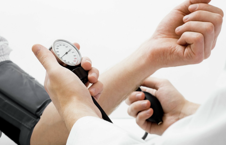 Как понизить давление в домашних условиях?