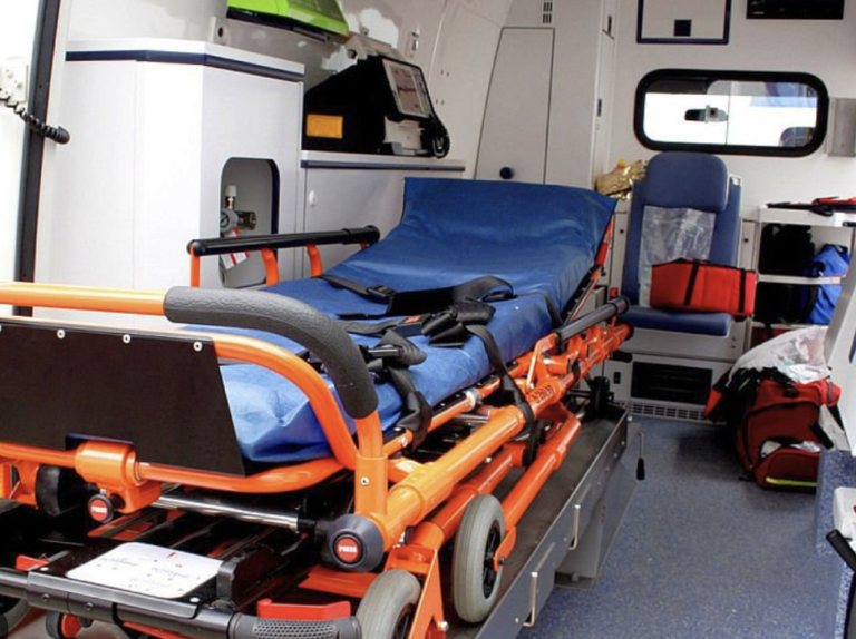Чем должна быть оборудована машина для перевозки больных